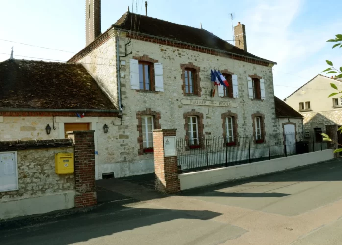 Mairie Melz-sur-Seine village Seine et Marne 77 proche Provins