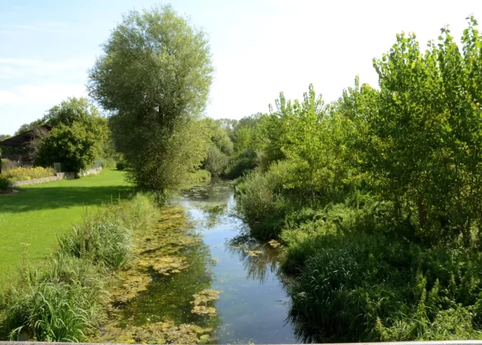 Paysage campagne ruisseau Mairie Melz-sur-Seine village Seine et Marne 77 proche Provins