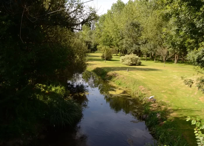 Paysage campagneruisseau Mairie Melz-sur-Seine village Seine et Marne 77 proche Provins