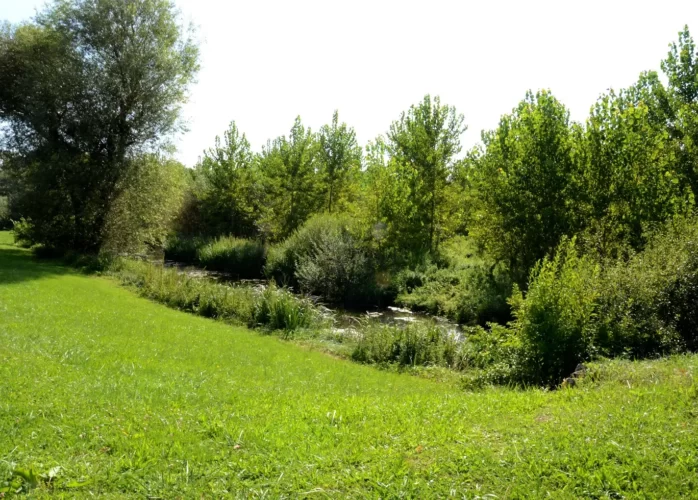 Paysage campagne ruisseau Mairie Melz-sur-Seine village Seine et Marne 77 proche Provins