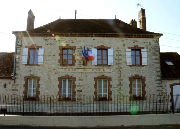 Mairie Melz-sur-Seine village Seine et Marne 77 proche Provins
