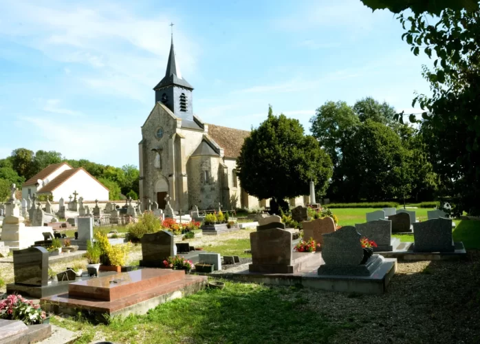 Eglise classee Melz-sur-Seine village Seine et Marne 77 proche Provins